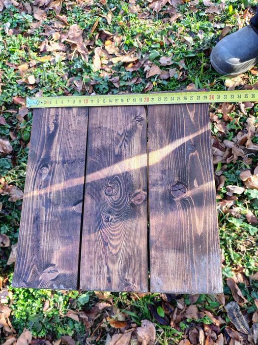 Дървена маса с две столчета.