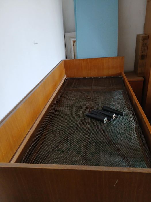 Дървено легло с пружини