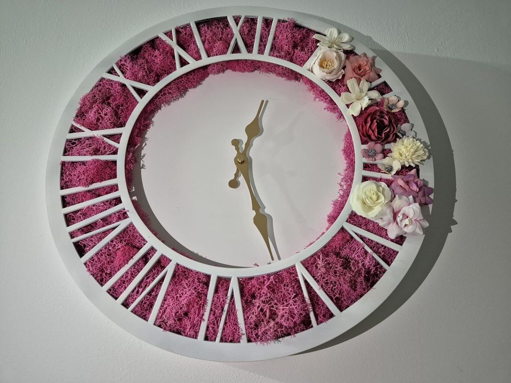 Ceas de perete decorat cu licheni