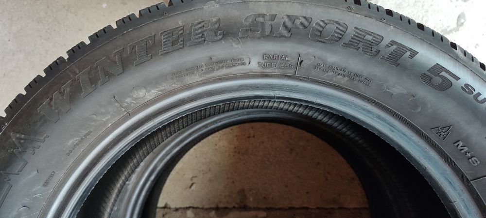 Vând 2 cauciucuri Dunlop 215 60 R17