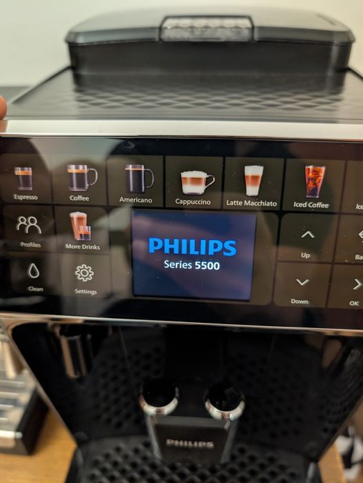 Espressor automat Philips seria 5500, LatteGo ,20 bauturi,ecran tactil