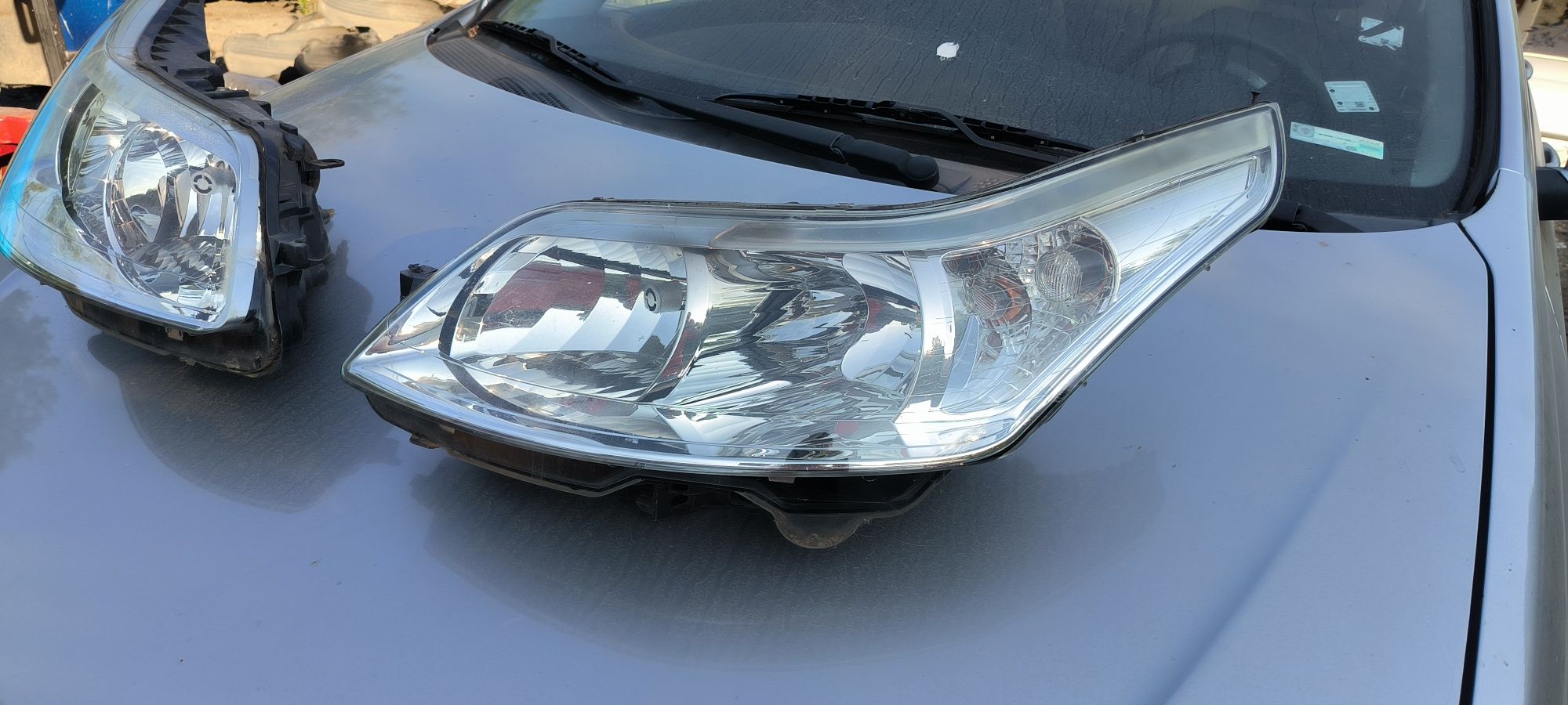 Продавам оригинални фарове за Citroen C4 2006г
Цена за комплекта 200лв