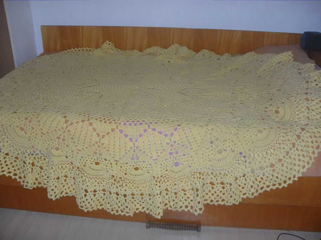 ръчно плетена покривка за маса