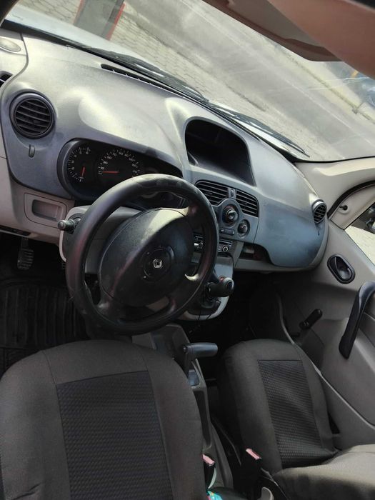 Vând Renault kangoo.