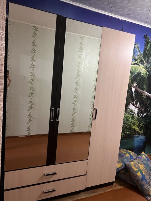 Продам шкаф с зеркалом