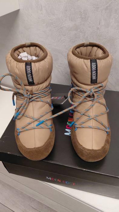 Ghete/ cizme Moon Boot Low Suede Nylon marimea 38.

Ghetele sunt noi,