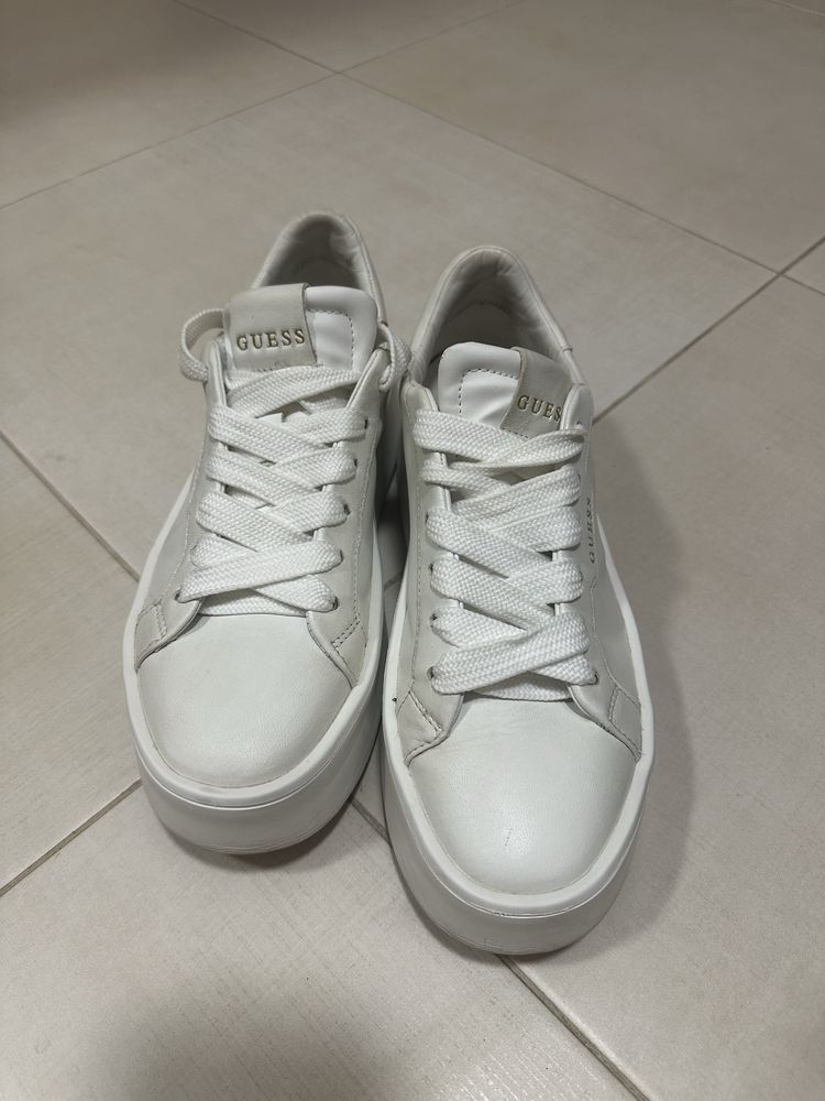 Дамски кецове Guess естествена кожа