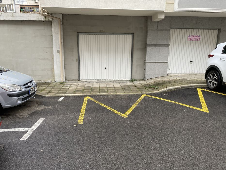 Паркомясто за два мотора или малка кола.