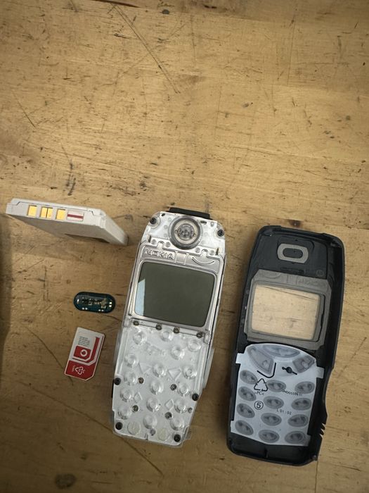 Nokia 3310 de culoare albastru inchis