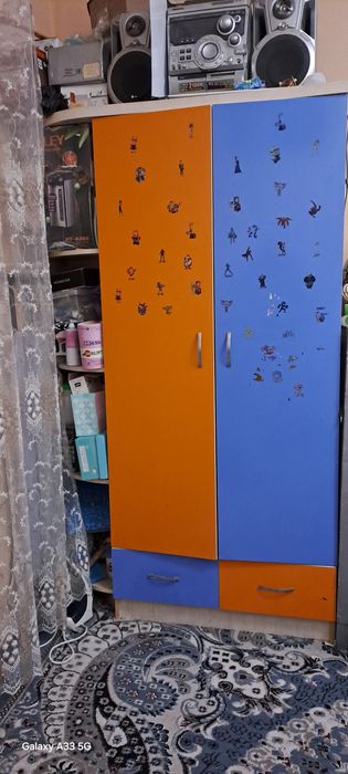 2 eshikli shkaf yonida polkalari ham bor