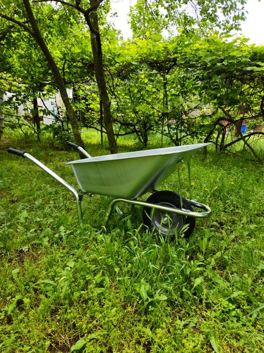 Vând roabă nou cuvă zincată roată plină 90 de litri