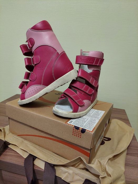 Продам детские сапожки ортопедические новые.