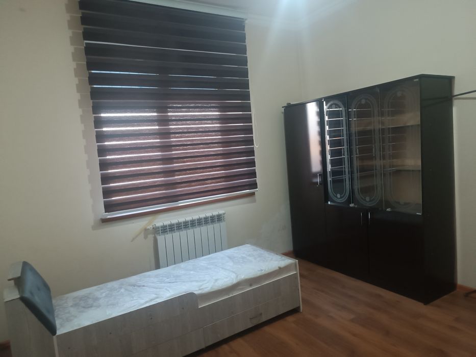 Shkaf, parta va jalyuzi barchasi arzongina sotiladi.