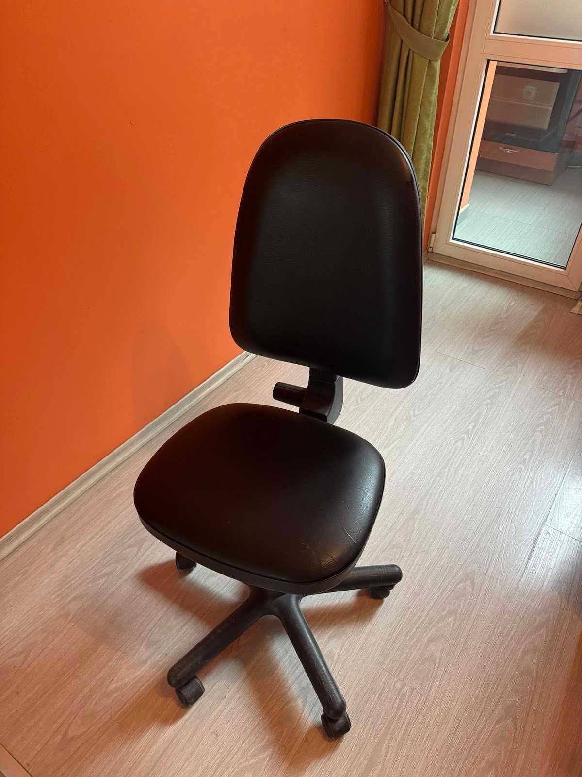 Продавам офис стол
