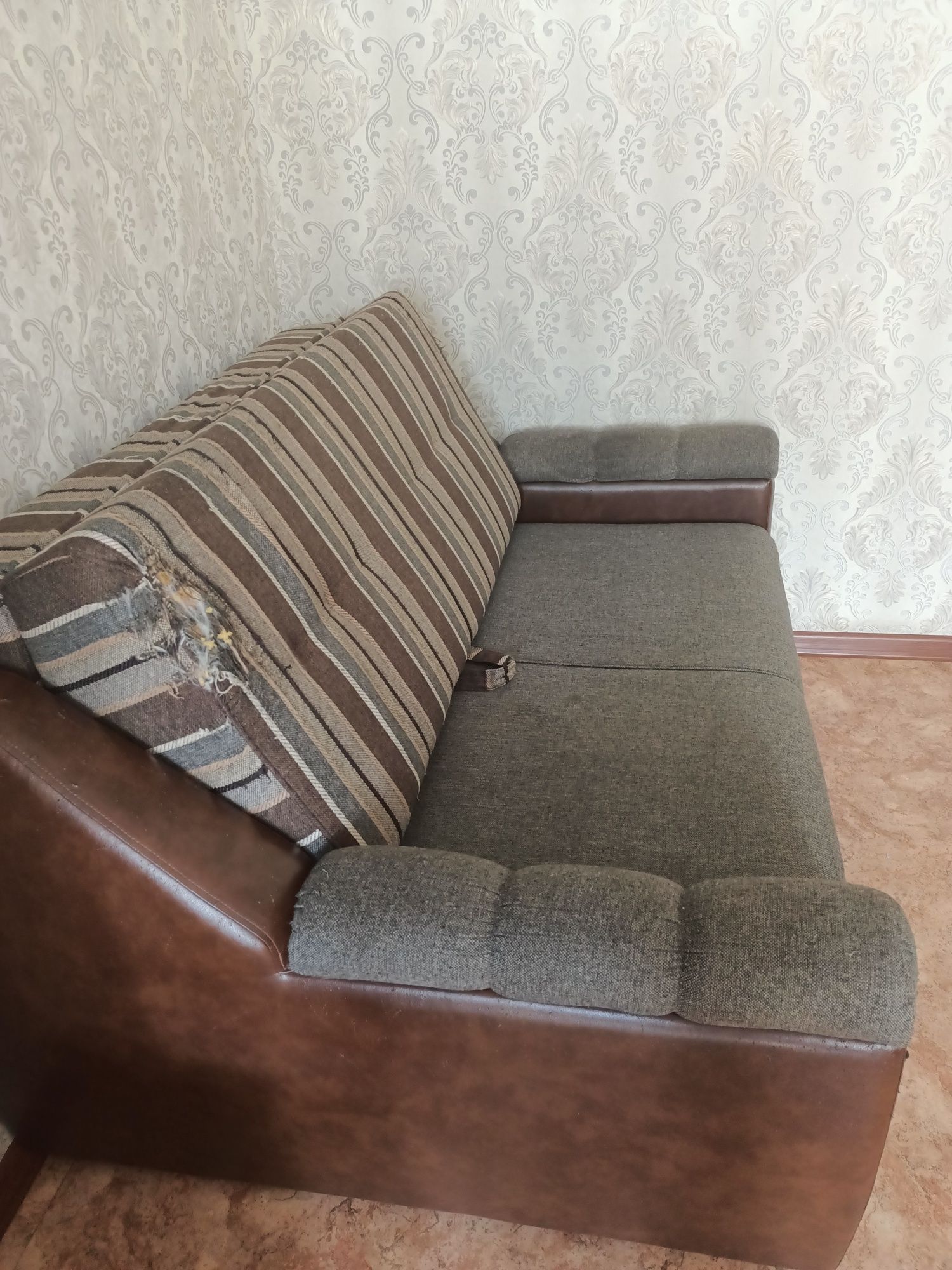 САМОВЫВОЗ.Продается раскладной диван  за 15 тысяч