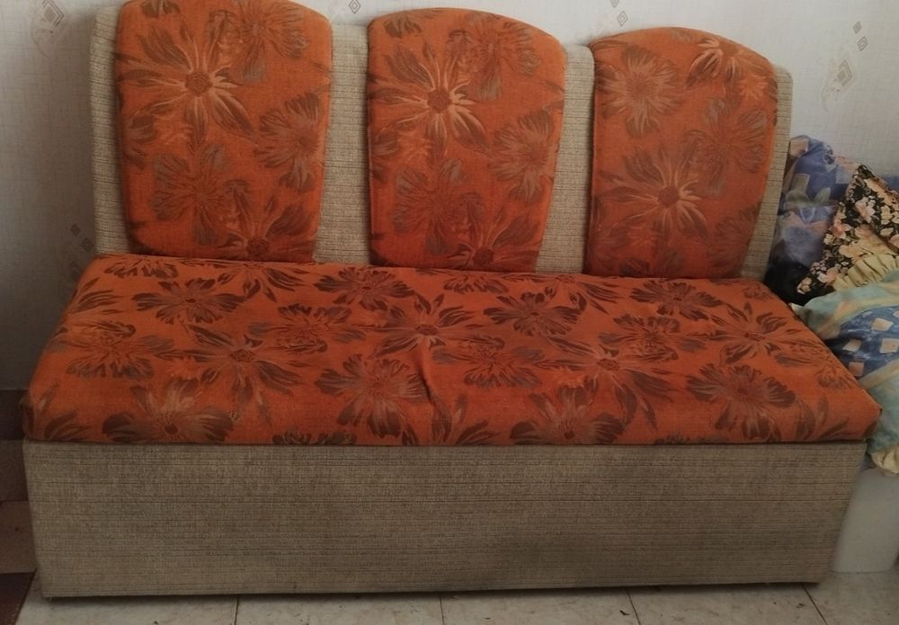 Продавам секция с бюро и кухненски ъгъл с опция сън и ракла