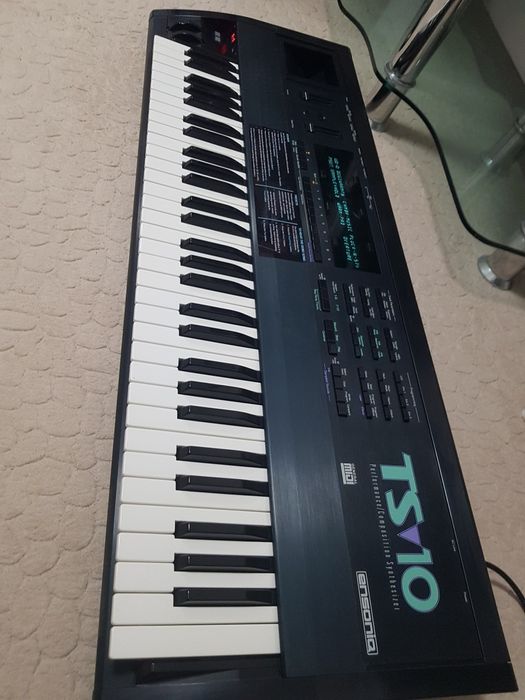 Ensoniq ts10 yangi Rasiyadan keldi fleshkavot yangi qoyib qoydim