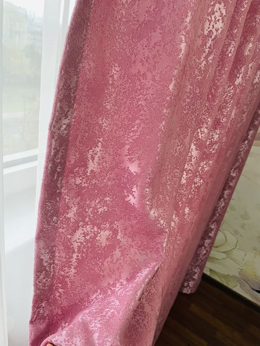 Perdea alba si draperii roz