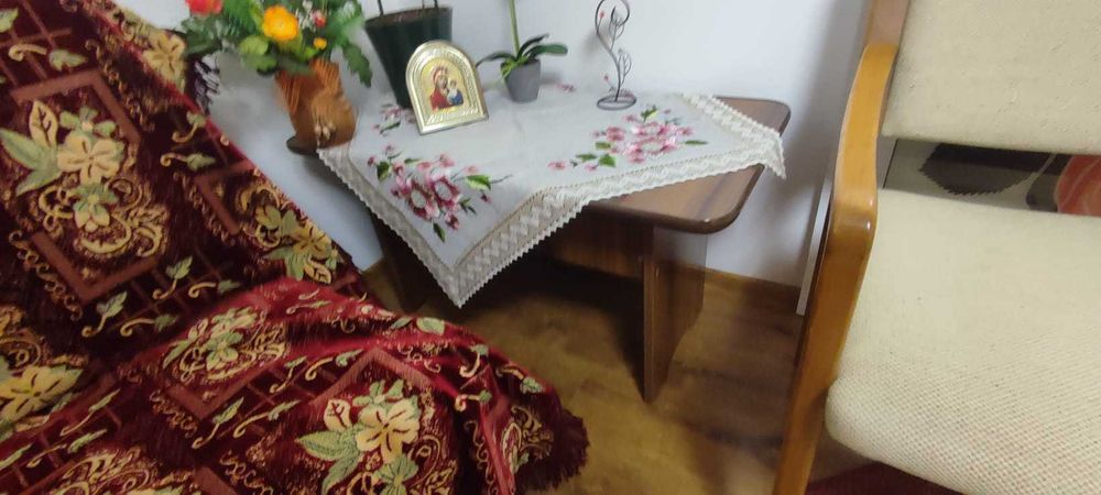 vand 2 dulapuri, masa extensibila, comoda si masuta