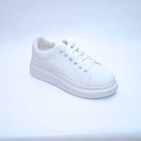 Pret-a-Pied, White Sneakers Oversized Queen