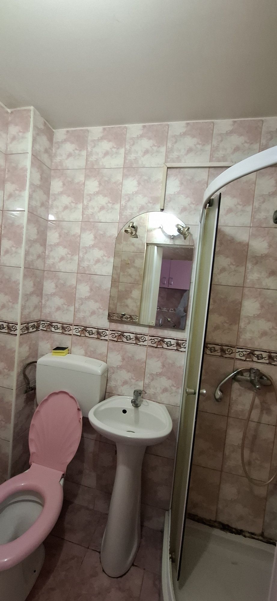 Dau în chirie garsonieră