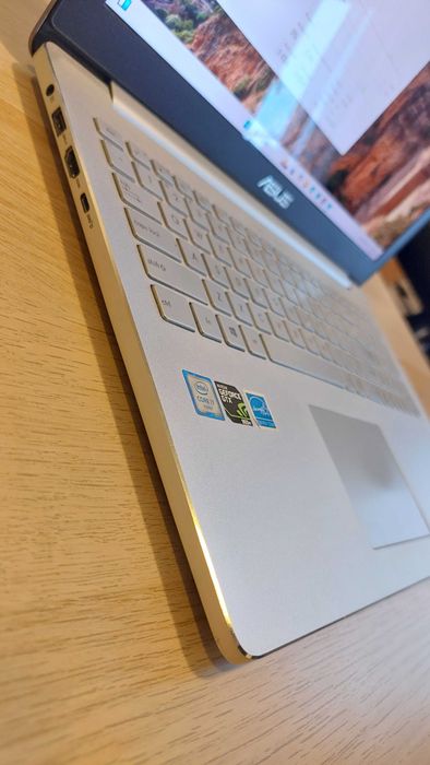 Ultrabook ASUS ZenBook 15.6 inch 4K IPS, Intel i7 6700HQ, 16GB DDR4