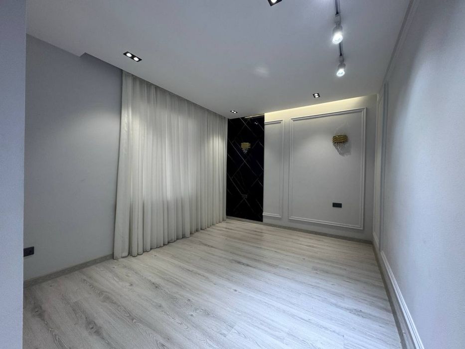 Бадамзар 6 комн 3,5 сотик еуродом