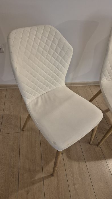 Set scaune albe cu picioare imitatie lemn-stejar