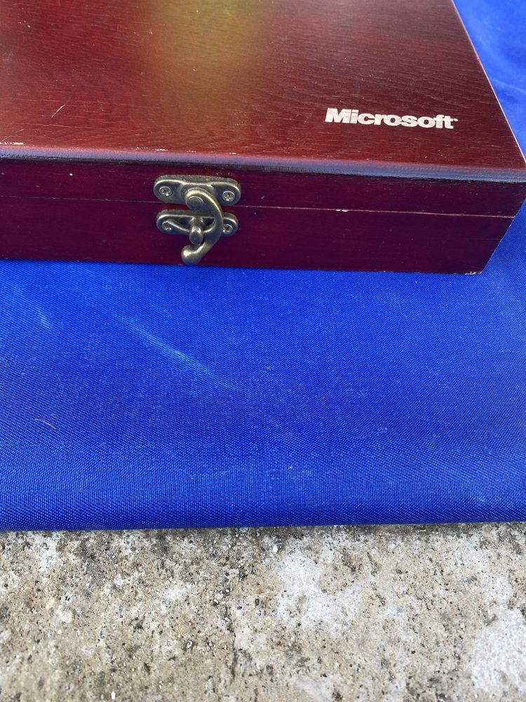 Дървена кутия Microsoft