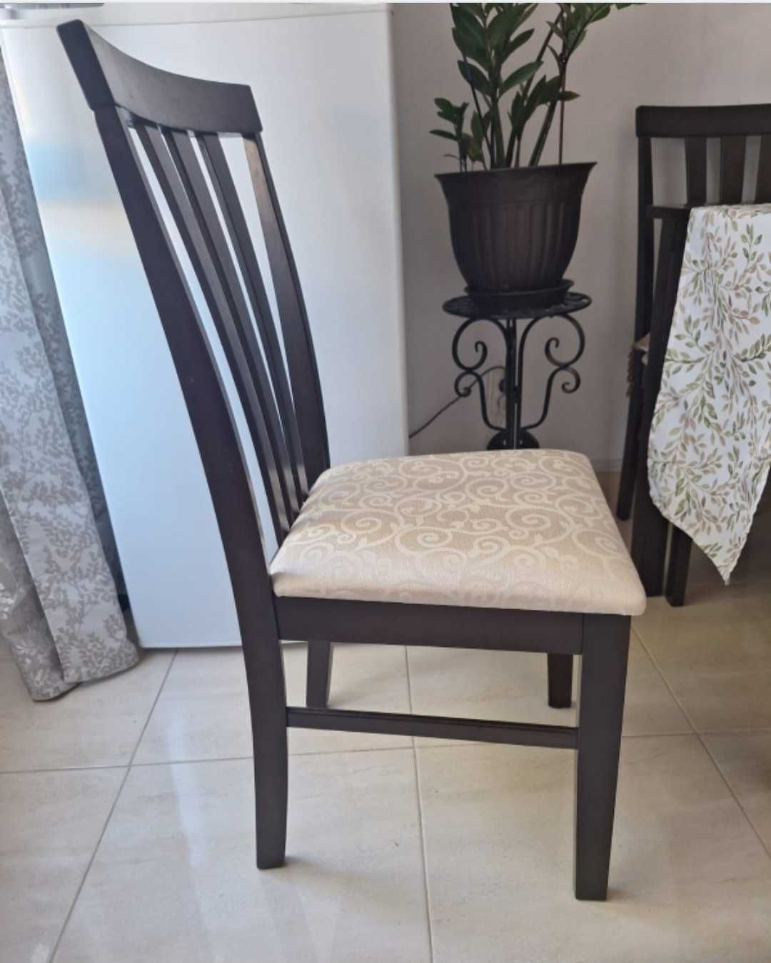 Masa  din lemn cu 4 scaune pentru living sau bucătărie