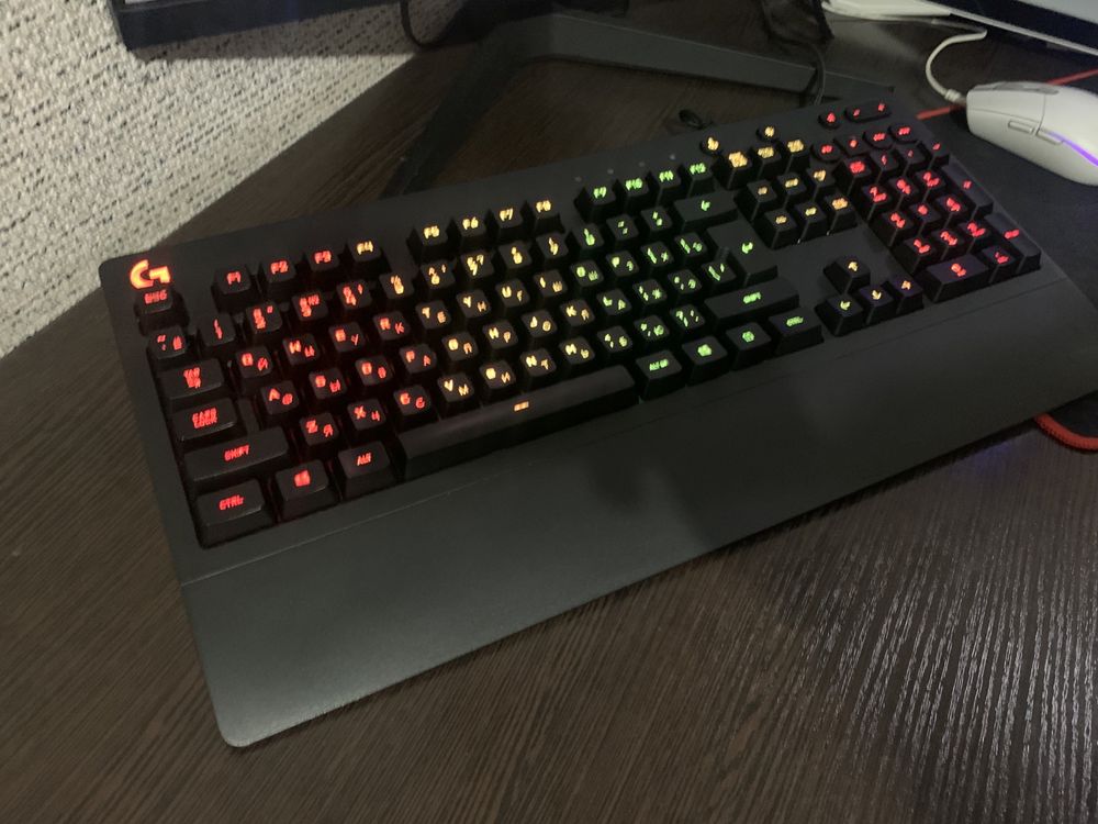 Игровая клавиатура Logitech g213