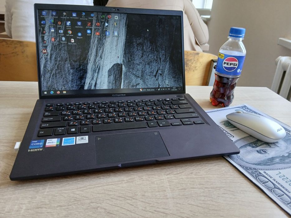 Asus Notbuk holati ideal dakument karobka zaryatchik hamma narsasi bor