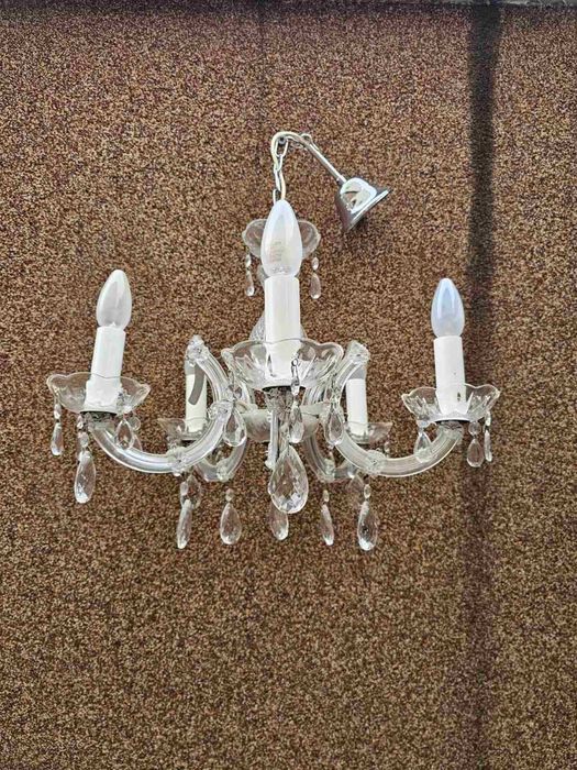 Шкаф със стъклени прозорчета