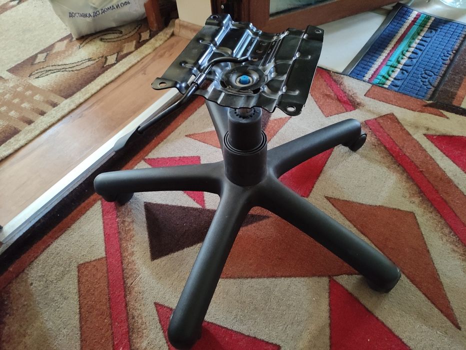 Продавам офис столове и части за тях