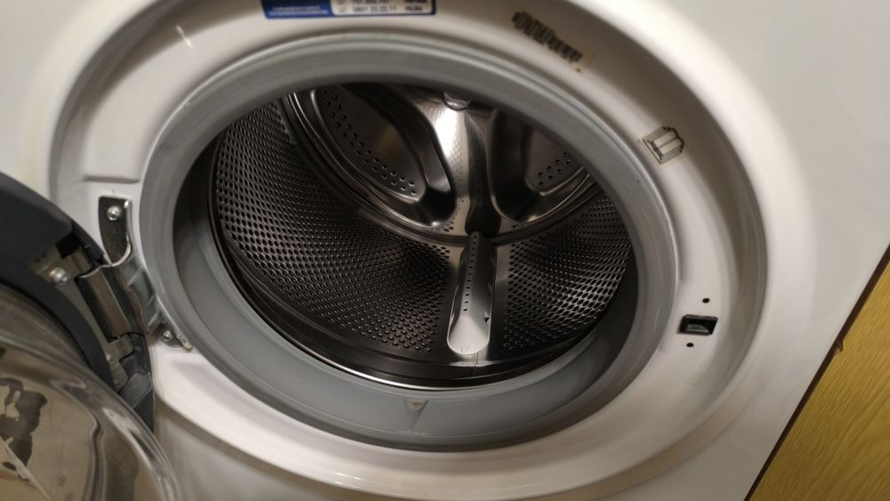 пералня със сушилня комбинирана Hotpoint Ariston с шум в лагера