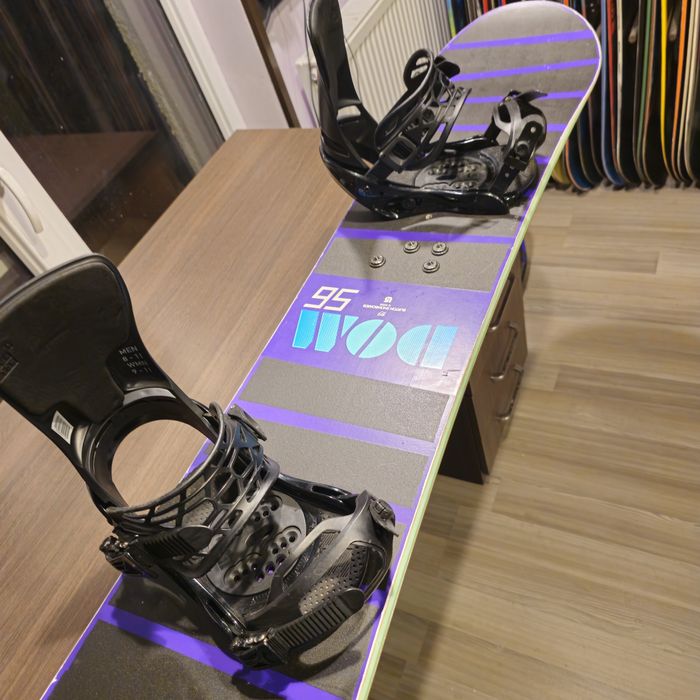 Placa snowboard Burton Dom 156 cu legaruri Burton Freestyle M