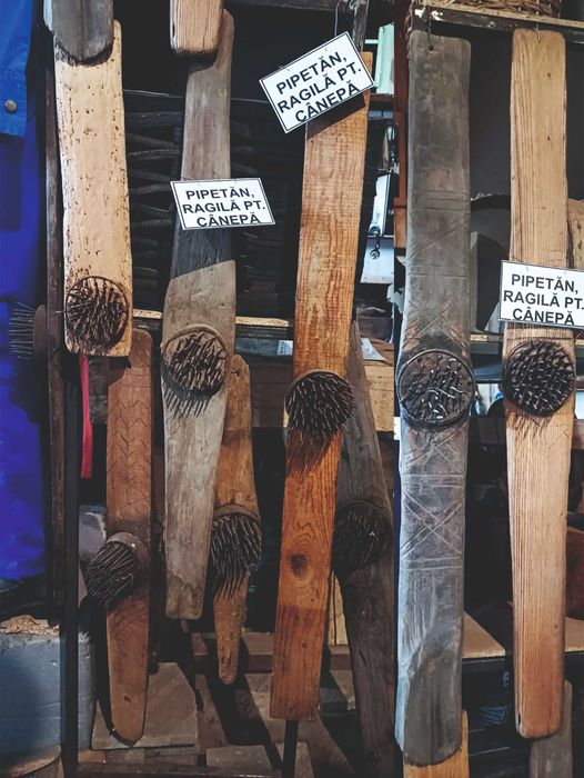 Jug din lemn pentru boi si pieptan (ragila) pentru canepa