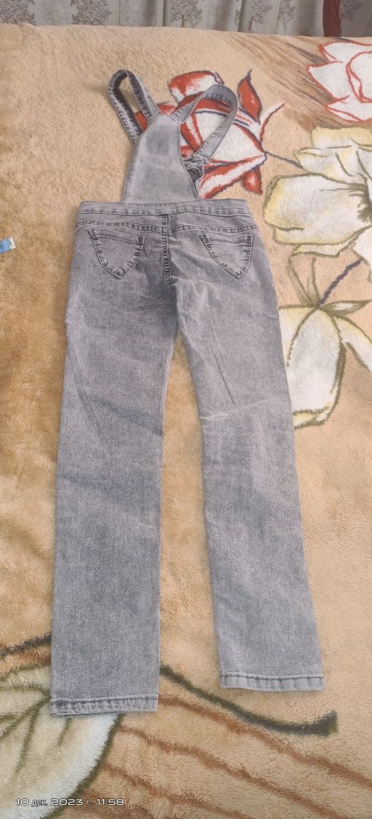 Продам новый джинсы - комбинезон на девочку, худощавую
