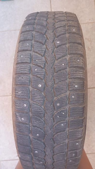 Продам диски в заборе с шинами зимние на авто ваз