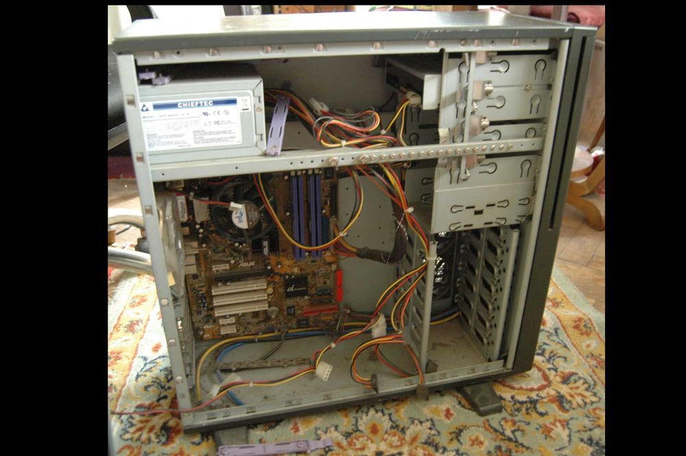 redus: Carcasa tower gigant pt. servere