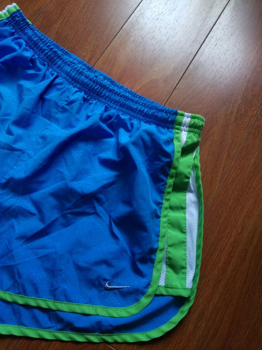 Pantaloni scurți de damă Nike Dri Fit mărimea M