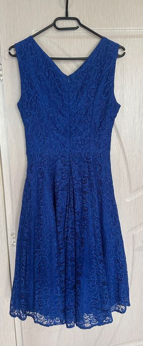 Елегантна дантелена рокля в кобалтово синьо