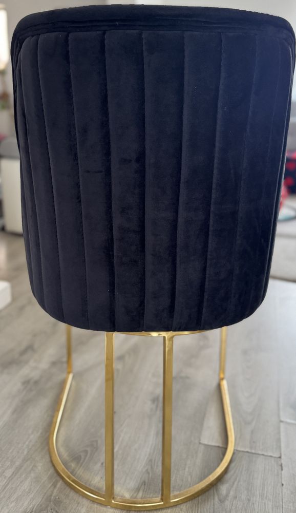 Vând 6 scaune catifea, în stare bună, model modern, picioare metalice