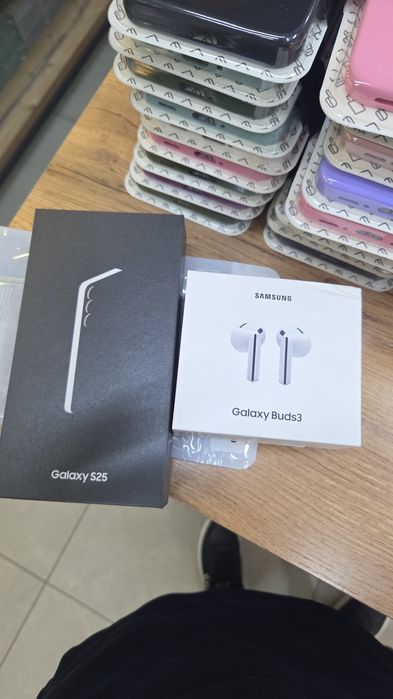 Samsung  S25! В сером цвете