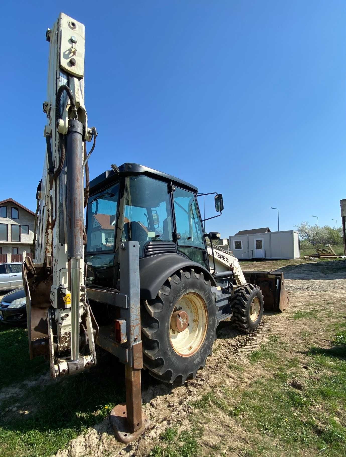 Buldoexcavator TEREX 820, 4x4, 3200 ore!!, anul  2010