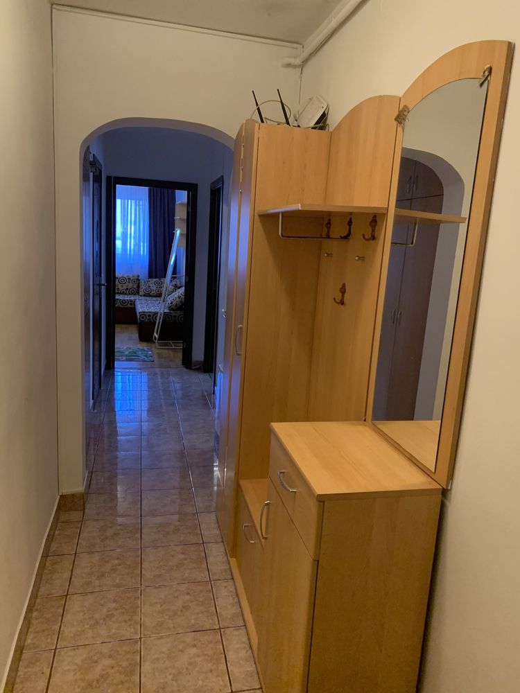 Apartament cu doua camere decomandate.