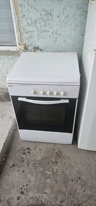Газ плита ВЕКО  в хорошем состоянии Все работает  духовка газовая