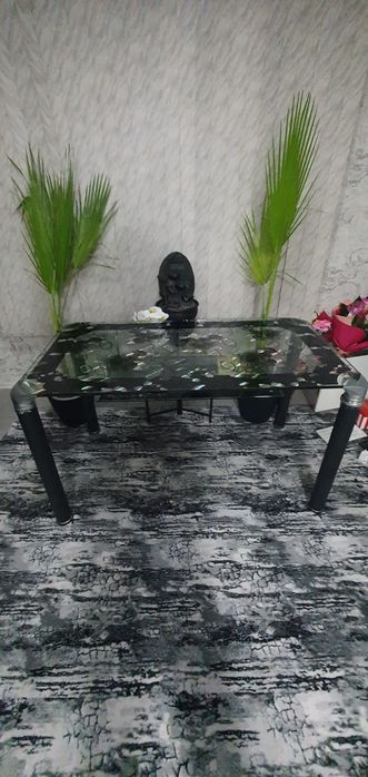 Продавам стъклена маса