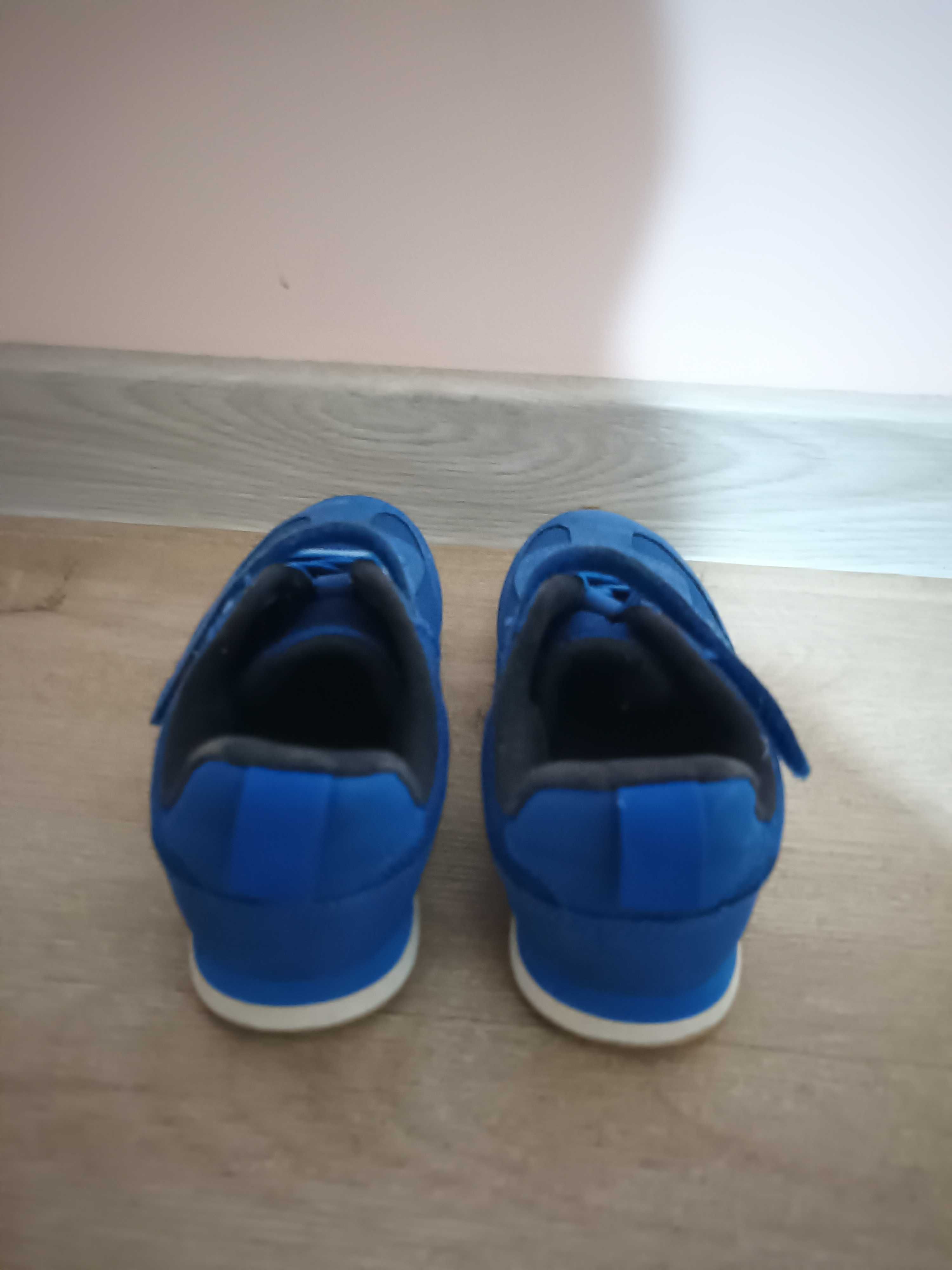 Детски сини обувки