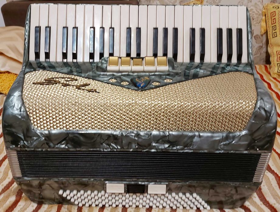 Vand acordeon marca Solo cu 120 basi